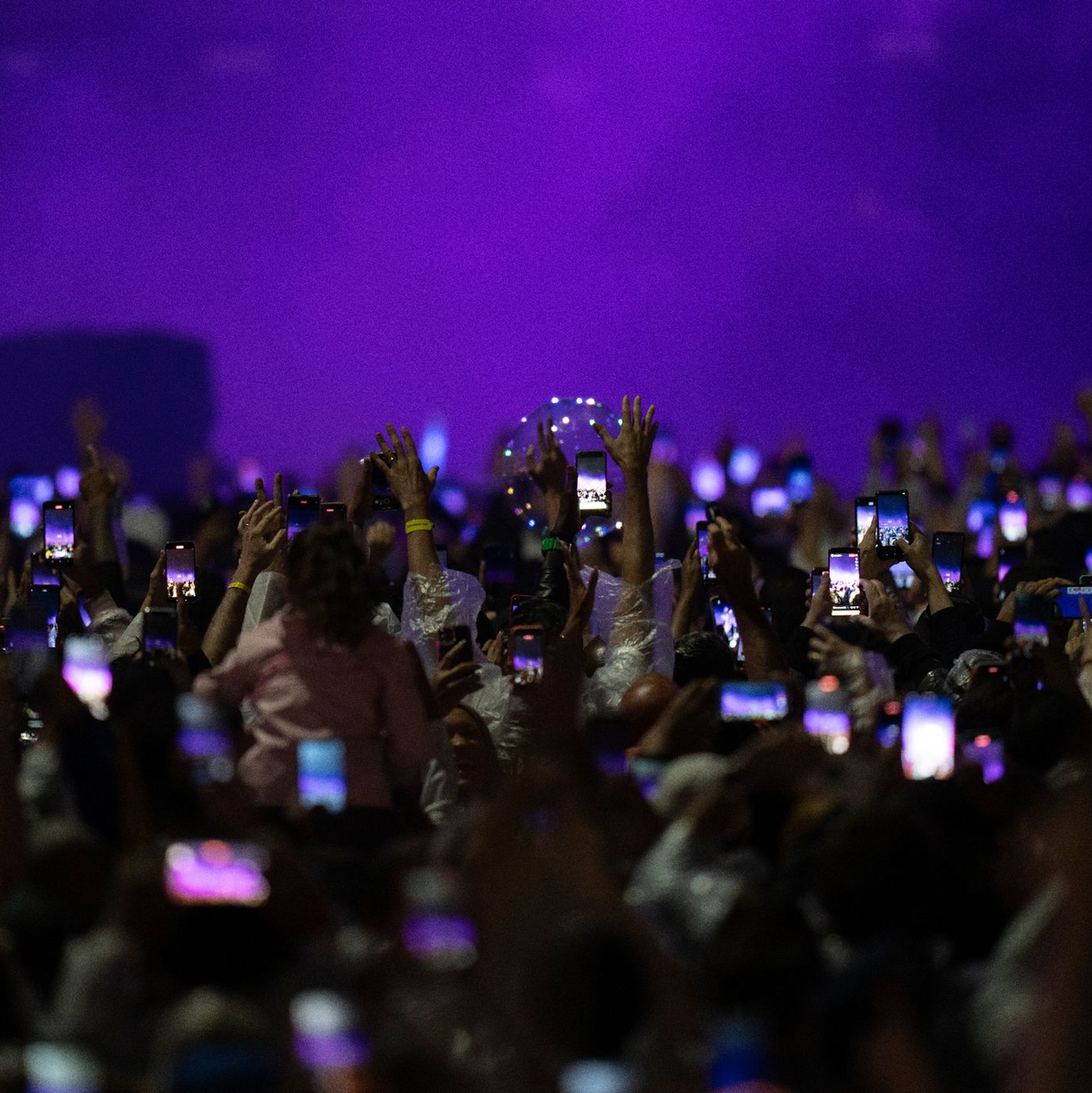 Menschenmassen beim Auftritt des brasilianischen DJs Alok: Rio de Janeiro feiert das hundertjährige Bestehen des Hotels Copacabana Palace am Strand der Copacabana. - Foto: Silvia Izquierdo/AP