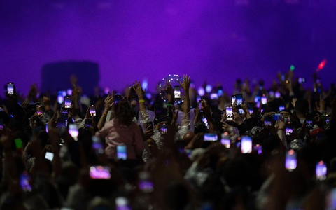 Menschenmassen beim Auftritt des brasilianischen DJs Alok: Rio de Janeiro feiert das hundertjÀhrige Bestehen des Hotels Copacabana Palace am Strand der Copacabana. - Foto: Silvia Izquierdo/AP Menschenmassen beim Auftritt des brasilianischen DJs Alok: Rio de Janeiro feiert das hundertjÀhrige Bestehen des Hotels Copacabana Palace am Strand der Copacabana. - Foto: Silvia Izquierdo/AP