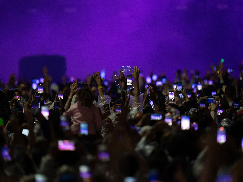 Menschenmassen beim Auftritt des brasilianischen DJs Alok: Rio de Janeiro feiert das hundertjährige Bestehen des Hotels Copacabana Palace am Strand der Copacabana. - Foto: Silvia Izquierdo/AP