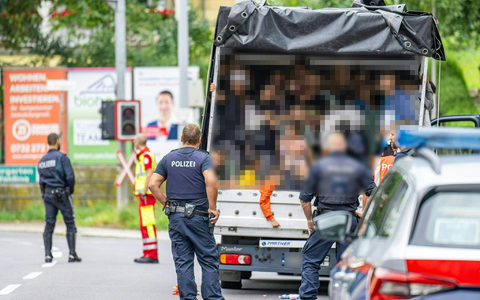 Polizisten stehen bei einer Kontrolle in Ăsterreich an einem Kleintransporter. Die Beamten entdeckten dabei 53 Personen auf der LadeflĂ€che. - Foto: Werner Kerschbaummayr/Fotokersch/APA/dpa Polizisten stehen bei einer Kontrolle in Ăsterreich an einem Kleintransporter. Die Beamten entdeckten dabei 53 Personen auf der LadeflĂ€che. - Foto: Werner Kerschbaummayr/Fotokersch/APA/dpa