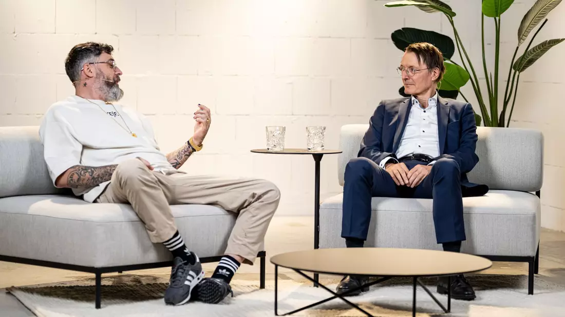 Karl Lauterbach (SPD, r), Bundesminister für Gesundheit, und Sido, Rapper, diskutieren über das Thema der Cannabis-Legalisierung. - Bild: Fabian Sommer/dpa