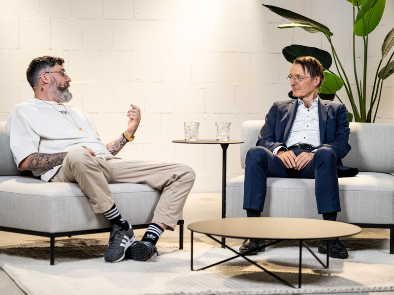 Karl Lauterbach (SPD, r), Bundesminister für Gesundheit, und Sido, Rapper, diskutieren über das Thema der Cannabis-Legalisierung. - Foto: Fabian Sommer/dpa