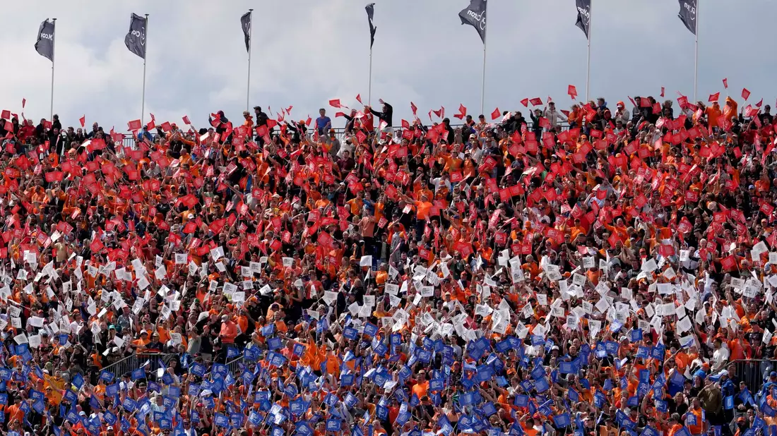 Die vielen niederländischen Formel-1-Fans drückten Max Verstappen die Daumen. - Bild: Peter Dejong/AP/dpa