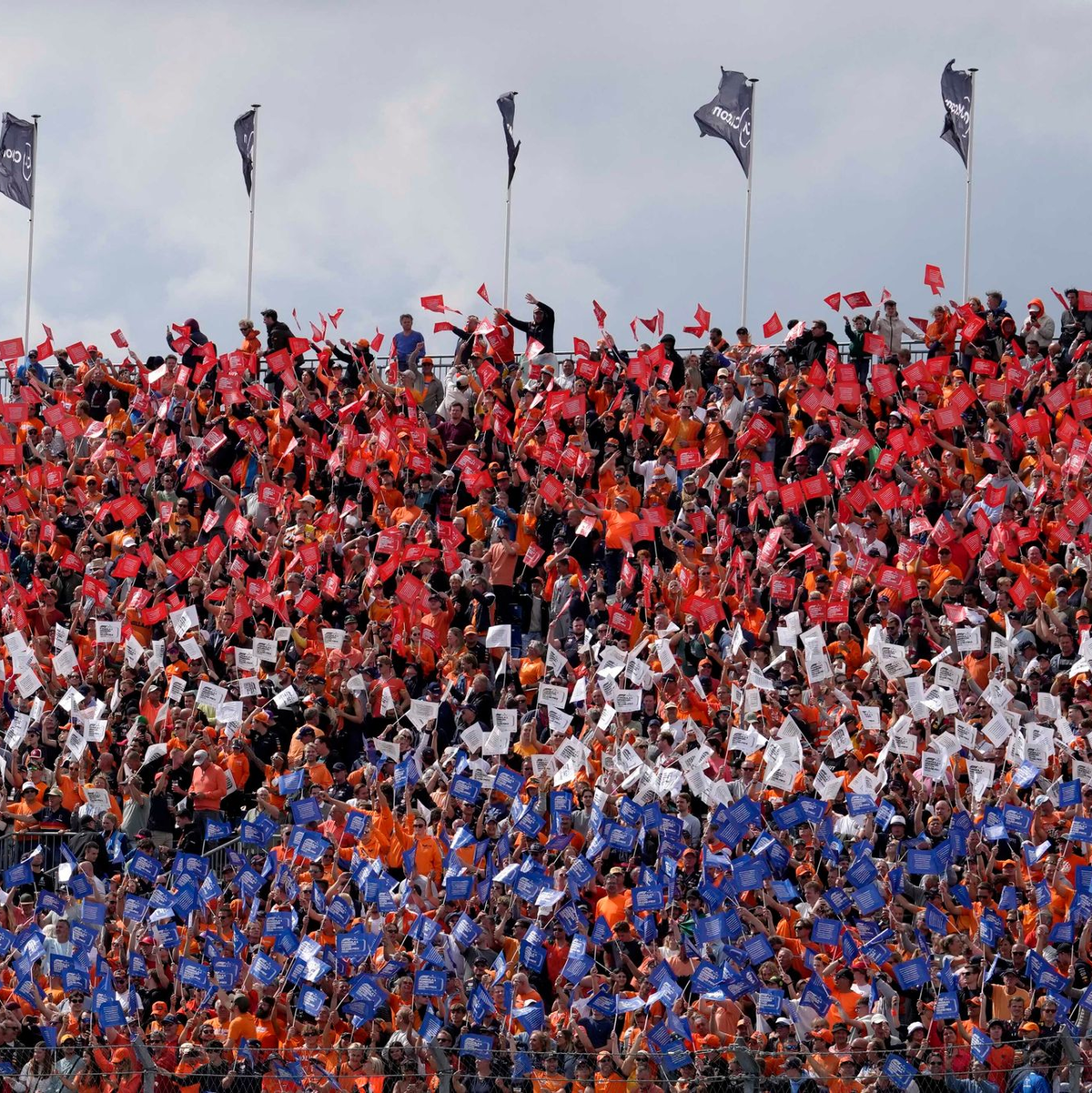 Die vielen niederländischen Formel-1-Fans drückten Max Verstappen die Daumen. - Foto: Peter Dejong/AP/dpa