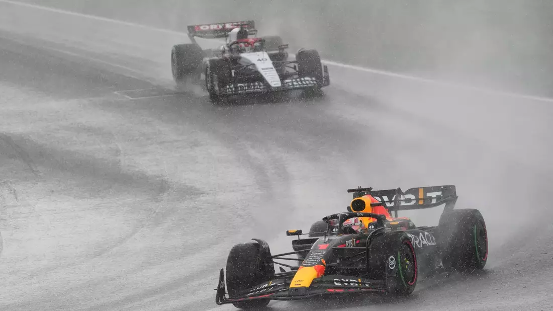Starker Regen sorgte in Zandvoort für Unterbrechungen. - Bild: Peter Dejong/AP/dpa