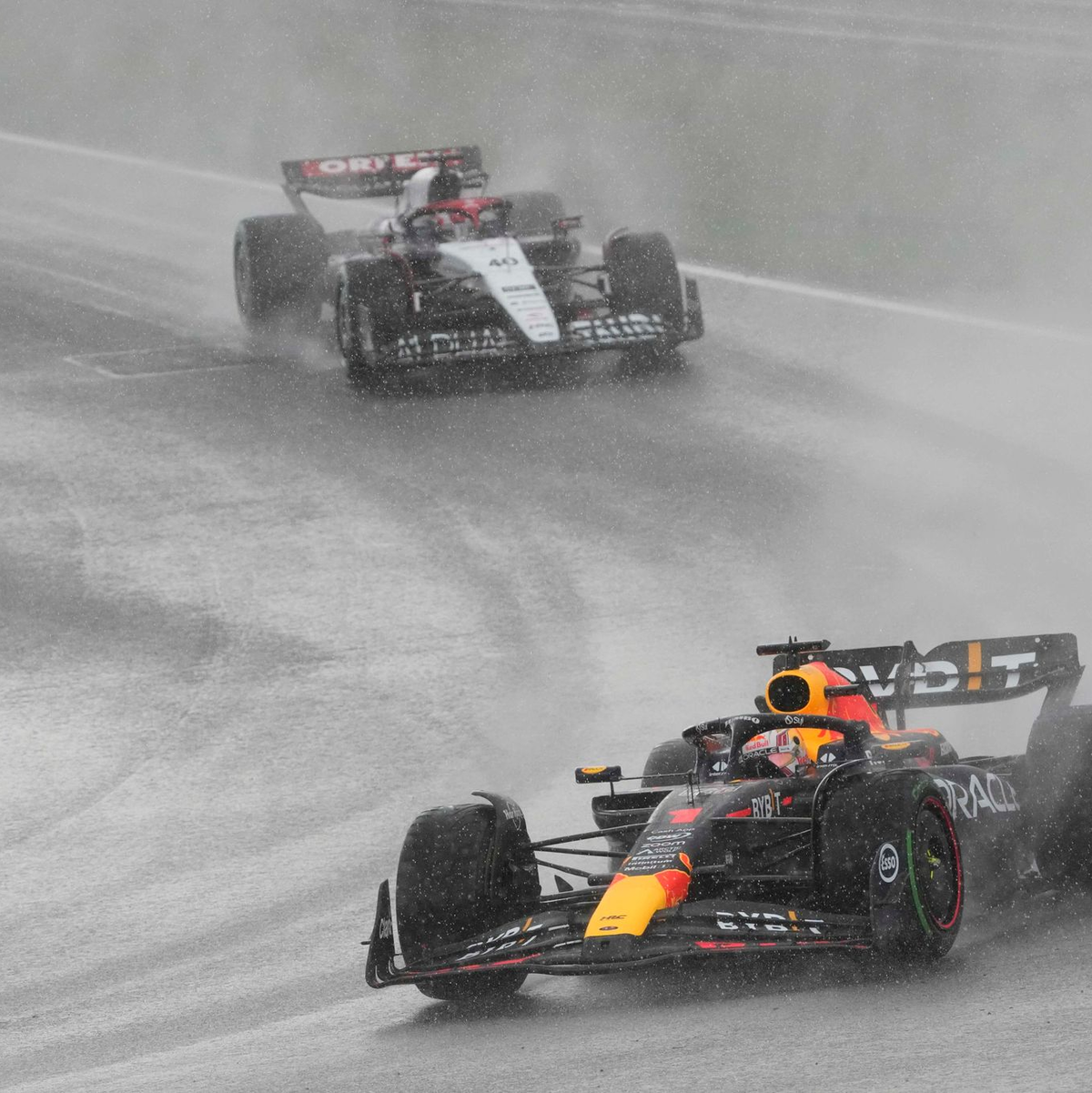 Starker Regen sorgte in Zandvoort für Unterbrechungen. - Foto: Peter Dejong/AP/dpa