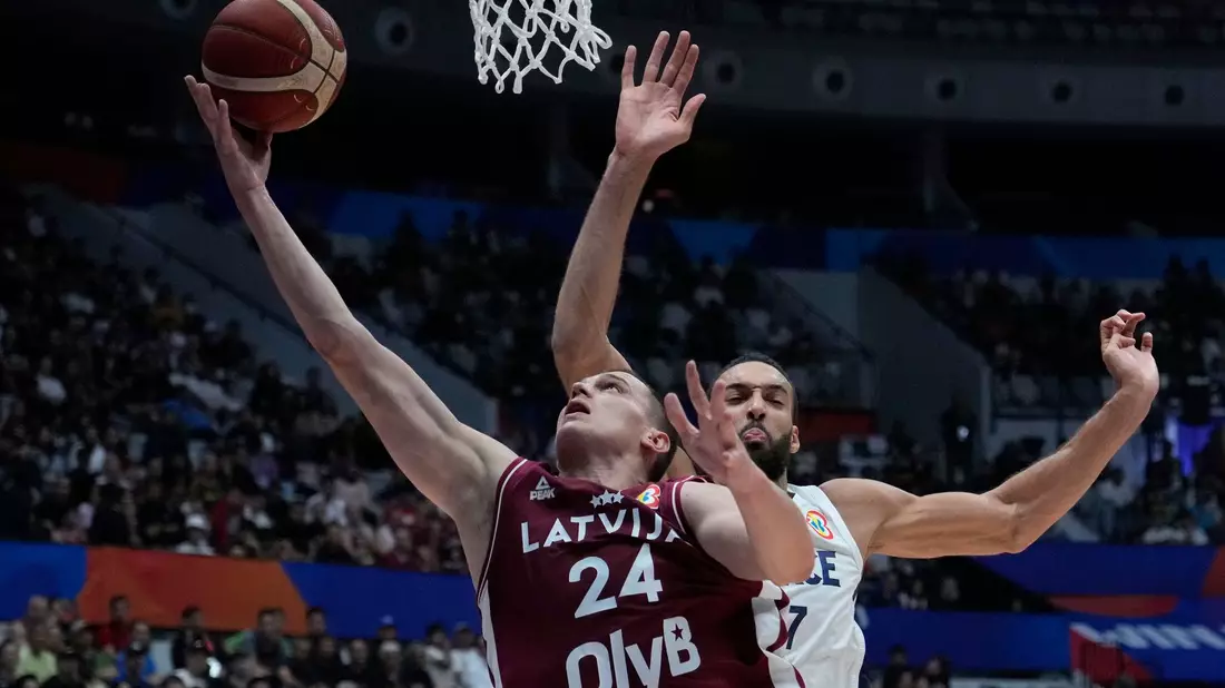 Frankreichs Basketballer um Rudy Gobert (r) haben bei der Weltmeisterschaft enttäuscht. - Bild: Achmad Ibrahim/AP/dpa