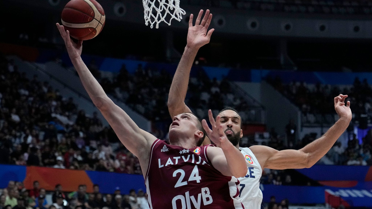 Frankreichs Basketballer um Rudy Gobert (r) haben bei der Weltmeisterschaft enttäuscht. - Foto: Achmad Ibrahim/AP/dpa
