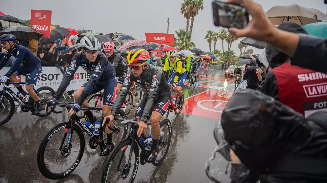 Das Fahrerfeld hatte beim Auftakt der Spanien-Rundfahrt mit viel Regen zu kämpfen. - Bild: Marc Asensio Clupes/ZUMA Press Wire/dpa