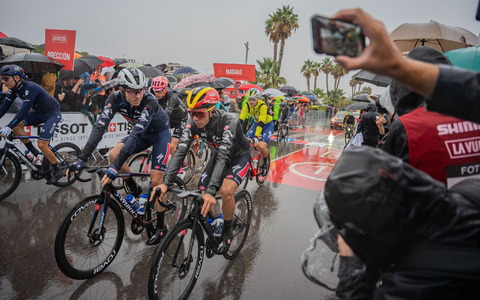 Das Fahrerfeld hatte beim Auftakt der Spanien-Rundfahrt mit viel Regen zu kämpfen. - Foto: Marc Asensio Clupes/ZUMA Press Wire/dpa