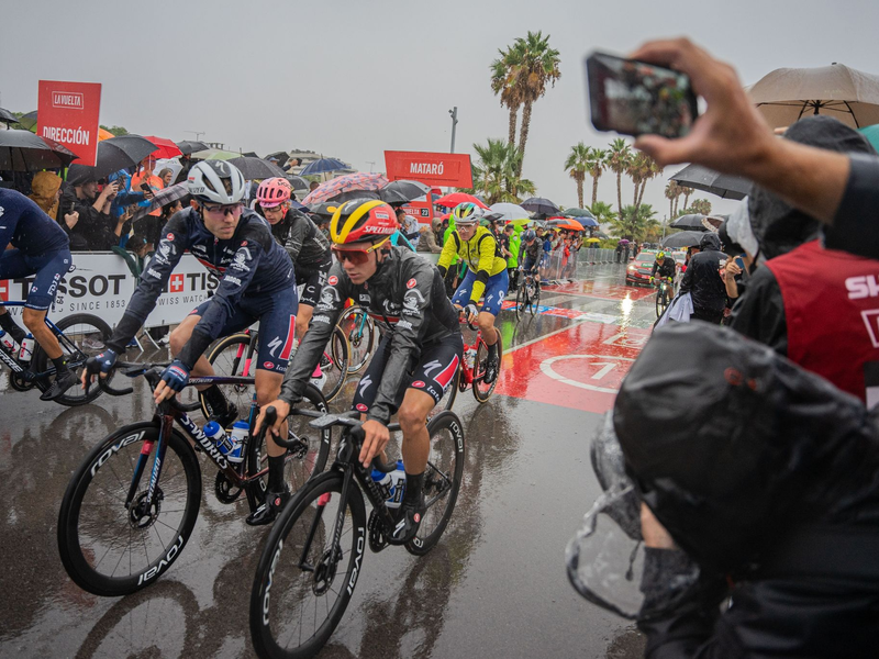 Das Fahrerfeld hatte beim Auftakt der Spanien-Rundfahrt mit viel Regen zu kämpfen. - Foto: Marc Asensio Clupes/ZUMA Press Wire/dpa