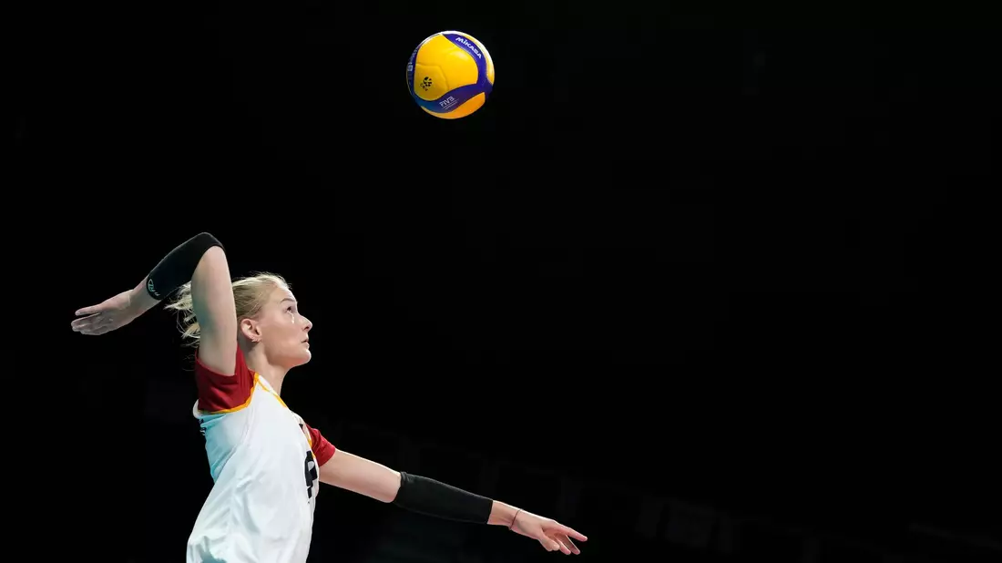 Die deutschen Volleyballerinnen um Lina Alsmeier haben 0:3 gegen Polen verloren. - Bild: Virginia Mayo/AP/dpa