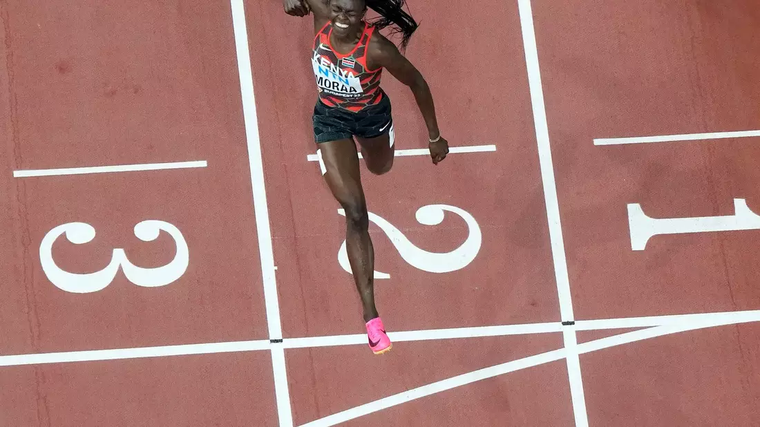 Mary Moraa aus Kenia jubelt, als sie im 800-Meter-Finale als Erste die Ziellinie überquert. - Bild: David J. Phillip/AP/dpa