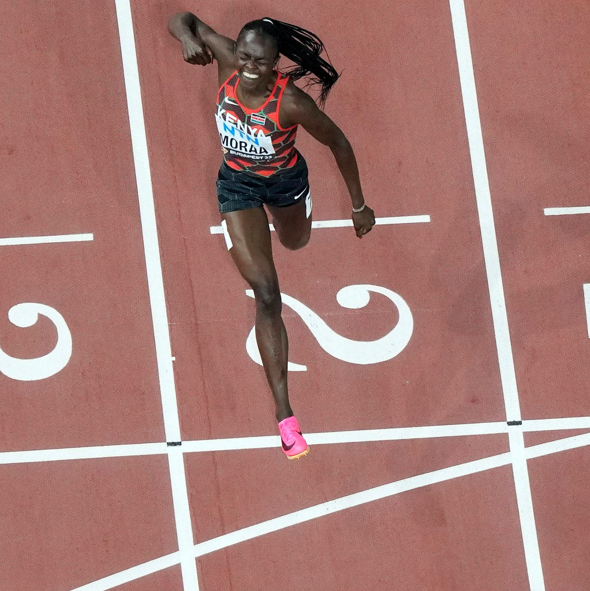 Mary Moraa aus Kenia jubelt, als sie im 800-Meter-Finale als Erste die Ziellinie überquert. - Foto: David J. Phillip/AP/dpa