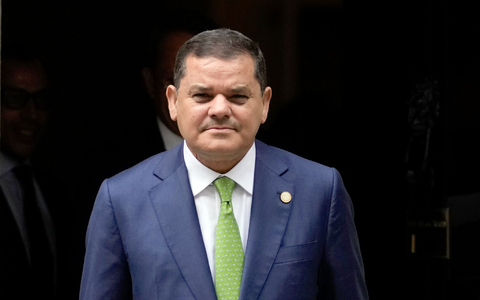 Demonstranten in Libyen fordern den Rücktritt der Regierung von Ministerpräsident Abdul Hamid Dbaiba. - Foto: Matt Dunham/AP/dpa