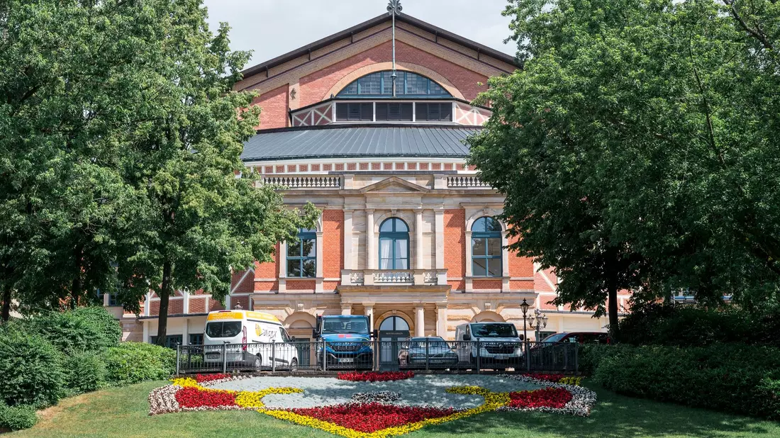 Das Bayreuther Festspielhaus. - Bild: Daniel Vogl/dpa