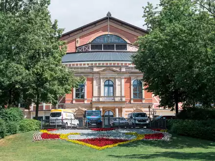 Das Bayreuther Festspielhaus. - Foto: Daniel Vogl/dpa