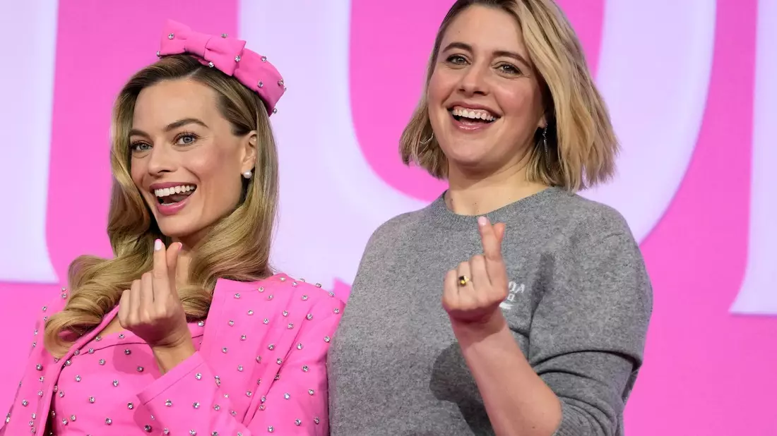 Hauptdarstellerin Margot Robbie (l) und Regisseurin Greta Gerwig stellen «Barbie» in Seoul vor. - Bild: Lee Jin-man/AP/dpa