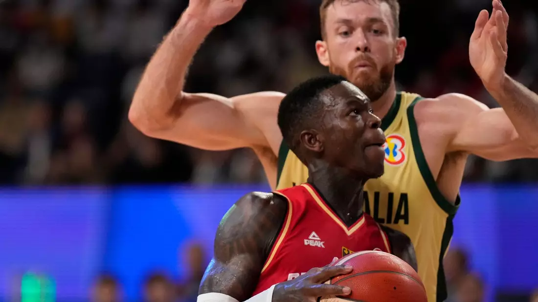 Deutschlands Guard Dennis Schröder (vorne) in Aktion gegen Australiens Forward Nick Kay. - Bild: Hiro Komae/AP/dpa