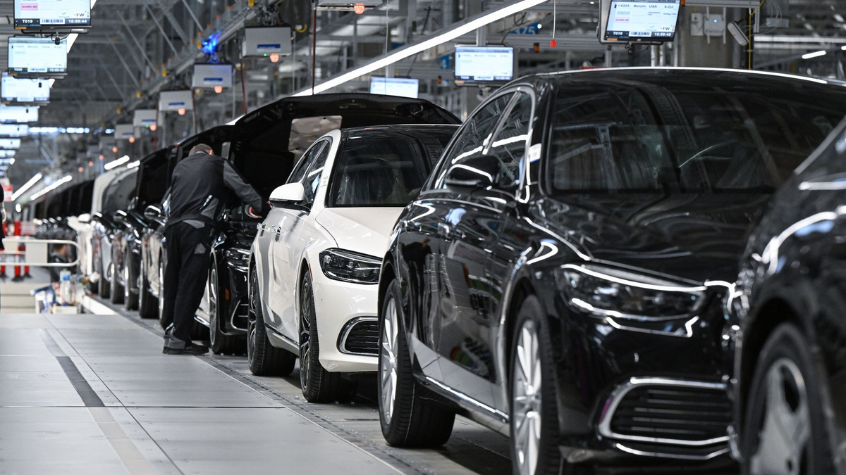 Die weltweit größten Autokonzerne verzeichnen in Summe gute Umsätze und Gewinne. - Foto: Bernd Weißbrod/dpa