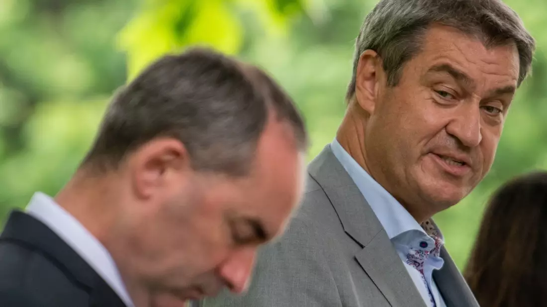 Markus Söder (CSU, r), Minsterpräsident von Bayern, an der Staatskanzlei in München mit Hubert Aiwanger (Freie Wähler), Wirtschaftsminister, bei der Pressekonferenz nach der Kabinettssitzung. - Bild: Stefan Puchner/dpa