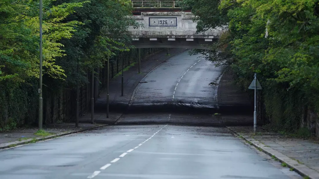 Ein Blick auf den Queens Drive in Liverpool. Bei einer Überflutung starben hier zwei Menschen. - Bild: Peter Byrne/PA Wire/dpa