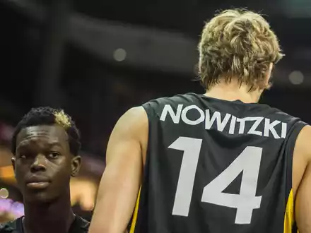 Dennis Schröder und Co. wollen an die Erfolge der Nowitzki-Ära heranreichen. - Foto: Lukas Schulze/dpa