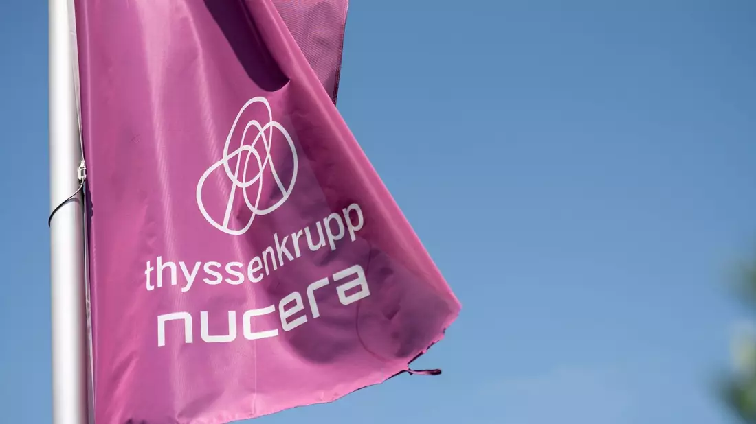 Thyssenkrupp Nucera sieht sich laut Vorstandschef Werner Ponikwar «als weltweit führender Anbieter von Wasserelektrolyse-Technologie für die Herstellung von grünem Wasserstoff». - Bild: Fabian Strauch/dpa