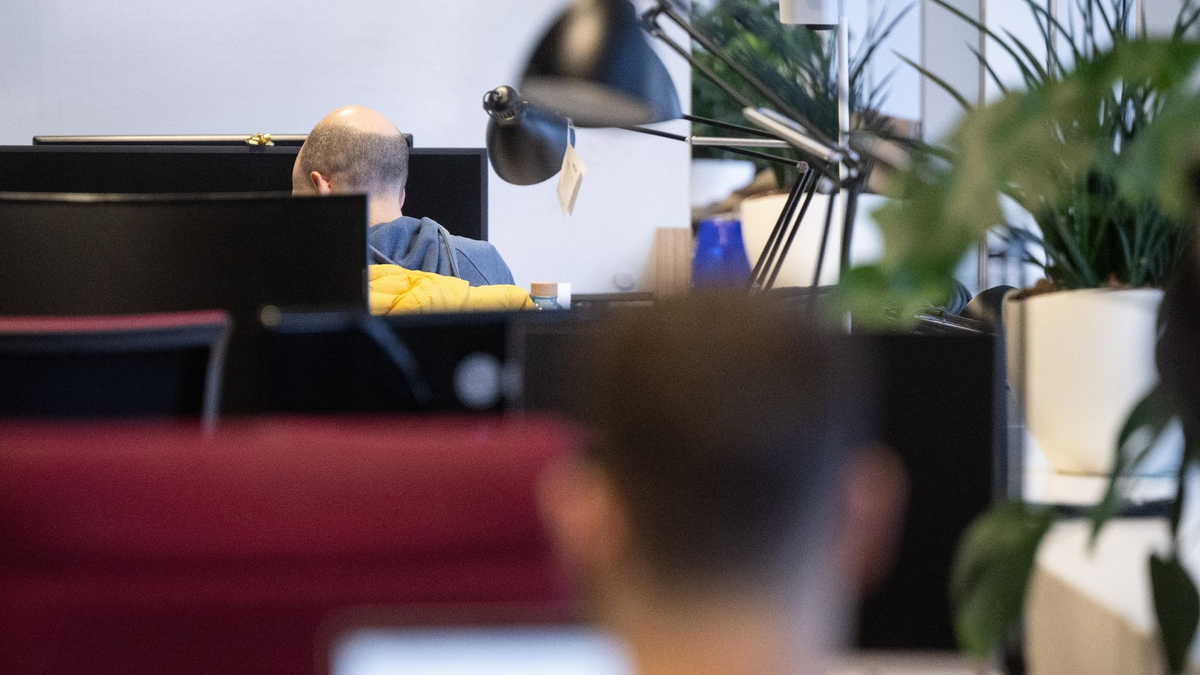 Entgegen der Selbsteinschätzung der Arbeitnehmer hat sich die tarifliche oder betriebsübliche Wochenarbeitszeit bei Vollzeit laut Institut für Arbeitsmarkt- und Berufsforschung zwischen 2010 und 2022 etwas verlängert. - Foto: Sebastian Gollnow/dpa