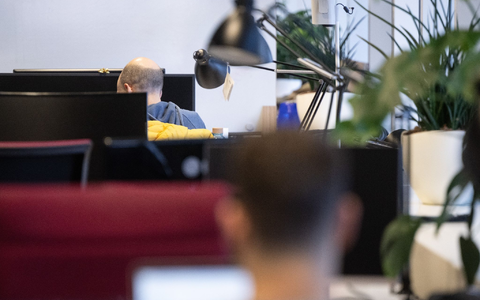 Entgegen der Selbsteinschätzung der Arbeitnehmer hat sich die tarifliche oder betriebsübliche Wochenarbeitszeit bei Vollzeit laut Institut für Arbeitsmarkt- und Berufsforschung zwischen 2010 und 2022 etwas verlängert. - Foto: Sebastian Gollnow/dpa