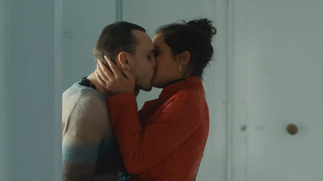 Franz Rogowski als Tomas und Ade?le Exarchopoulos als Agathe in einer Szene des Films «Passages». - Bild: -/Courtesy MUBI/dpa