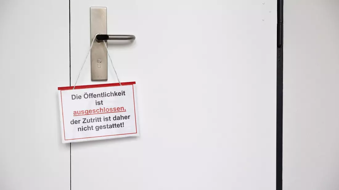 Das Landgericht Hannover hat im Mordprozess gegen einen 15-Jährigen eine Jugendstrafe von zehn Jahren verhängt. - Bild: Michael Matthey/dpa