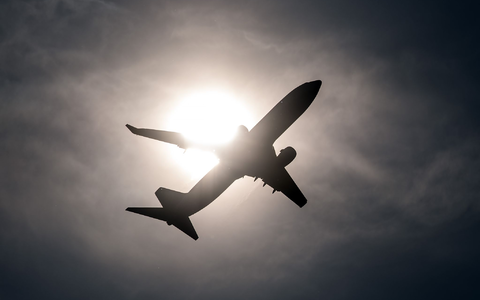 Ein Flugzeug startet vom Flughafen in Düsseldorf. - Foto: Federico Gambarini/dpa
