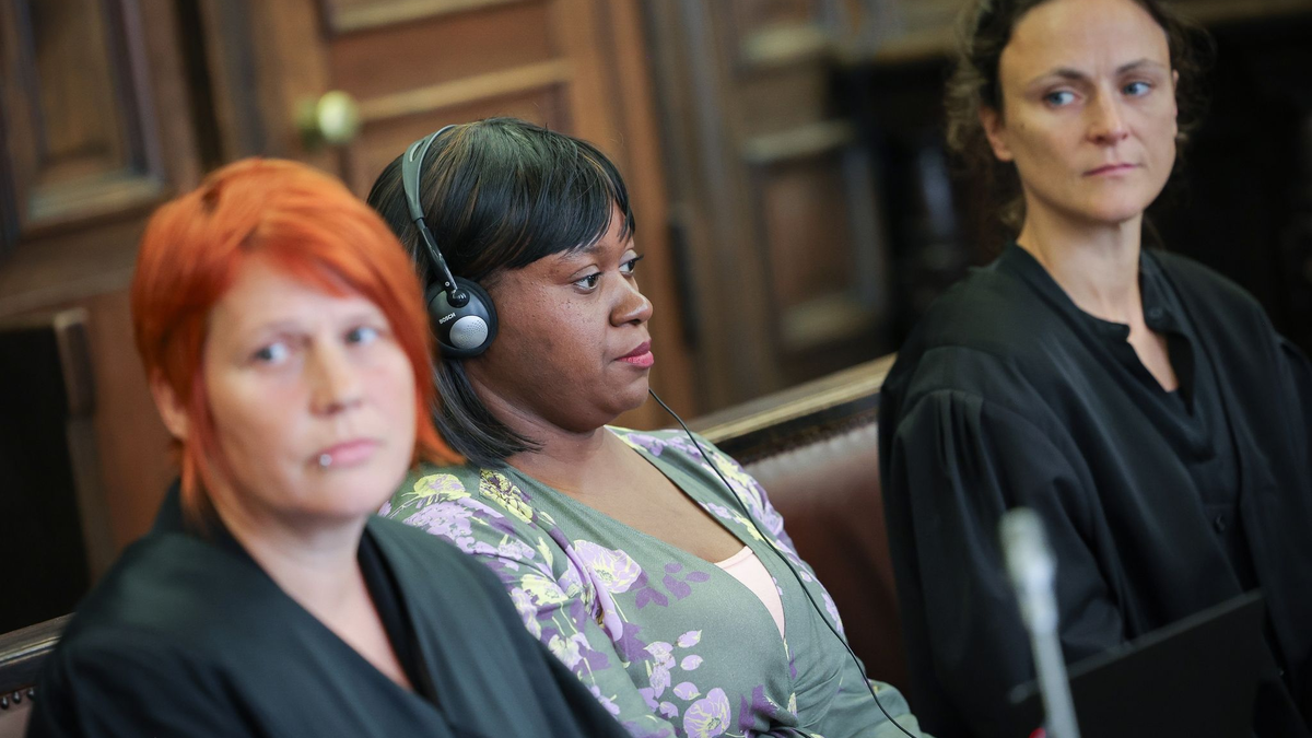 Die Angeklagte (M) ist vom Landgericht Hamburg in dem Mordprozess freigesprochen worden. - Foto: Christian Charisius/dpa