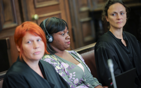 Die Angeklagte (M) ist vom Landgericht Hamburg in dem Mordprozess freigesprochen worden. - Foto: Christian Charisius/dpa