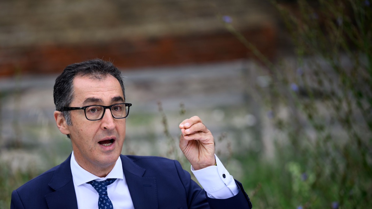 Bundeslandwirtschaftsminister Cem Özdemir (Bündnis 90/Die Grünen) bei der Vorstellung des amtlichen Ernteberichts 2023. - Foto: Bernd von Jutrczenka/dpa