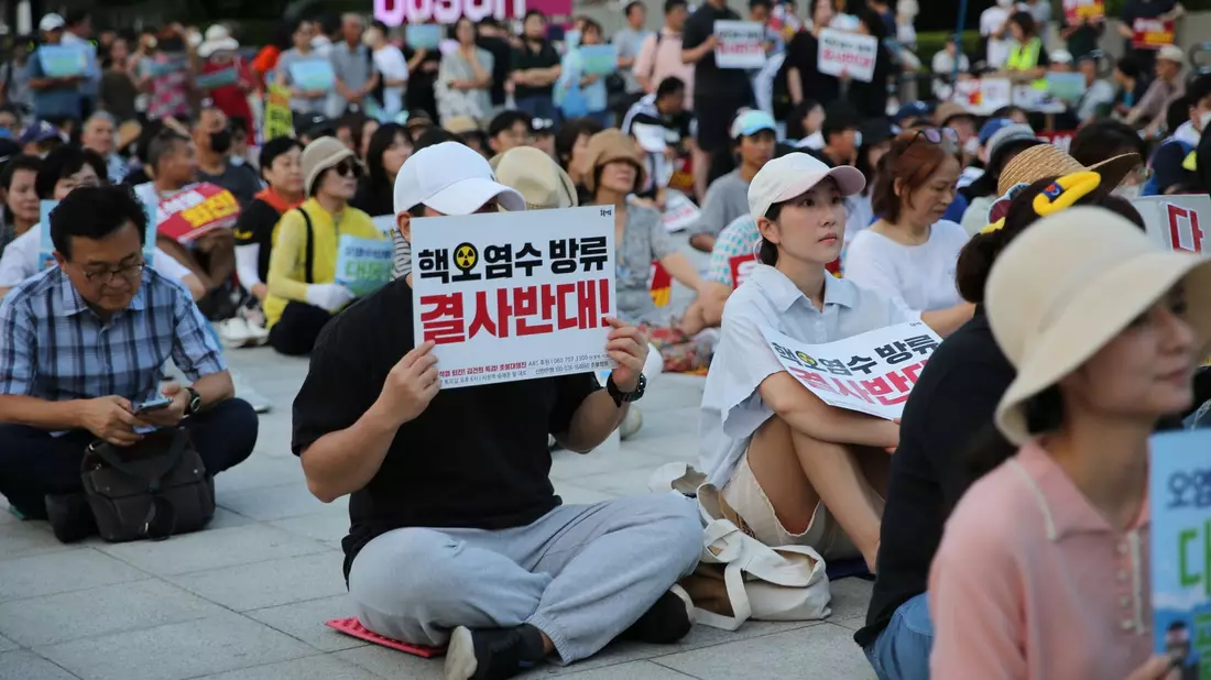 Auch im südkoreanischen Busan demonstrieren Menschen gegen die begonnene Einleitung aufbereiteten Kühlwassers aus der Atomruine Fukushima ins Meer. - Bild: Lu Rui/XinHua/dpa