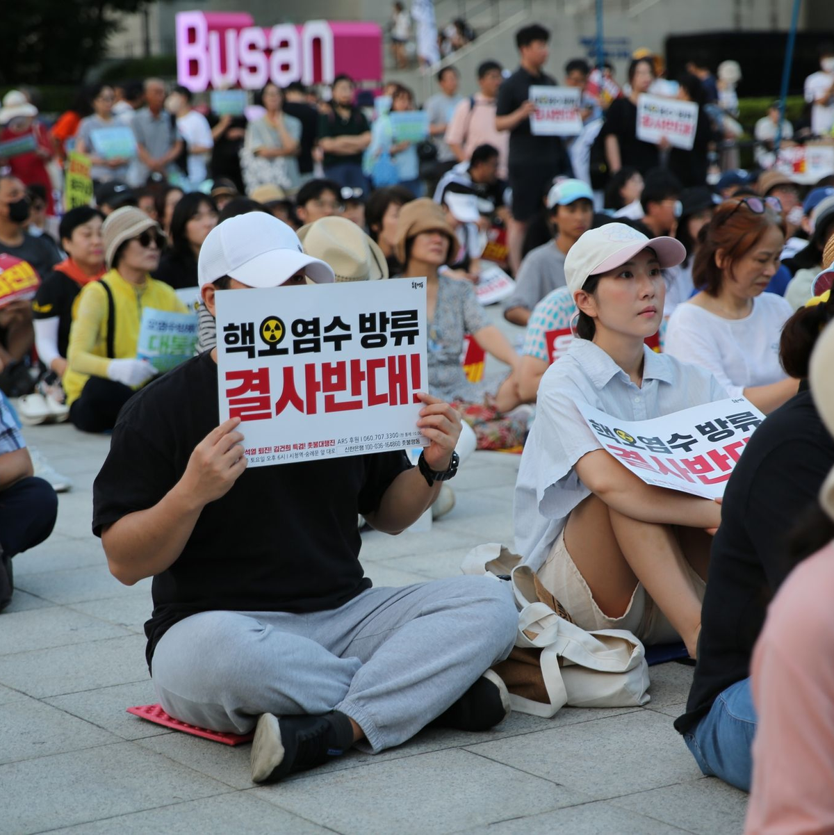 Auch im südkoreanischen Busan demonstrieren Menschen gegen die begonnene Einleitung aufbereiteten Kühlwassers aus der Atomruine Fukushima ins Meer. - Foto: Lu Rui/XinHua/dpa