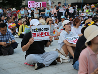 Auch im südkoreanischen Busan demonstrieren Menschen gegen die begonnene Einleitung aufbereiteten Kühlwassers aus der Atomruine Fukushima ins Meer. - Foto: Lu Rui/XinHua/dpa