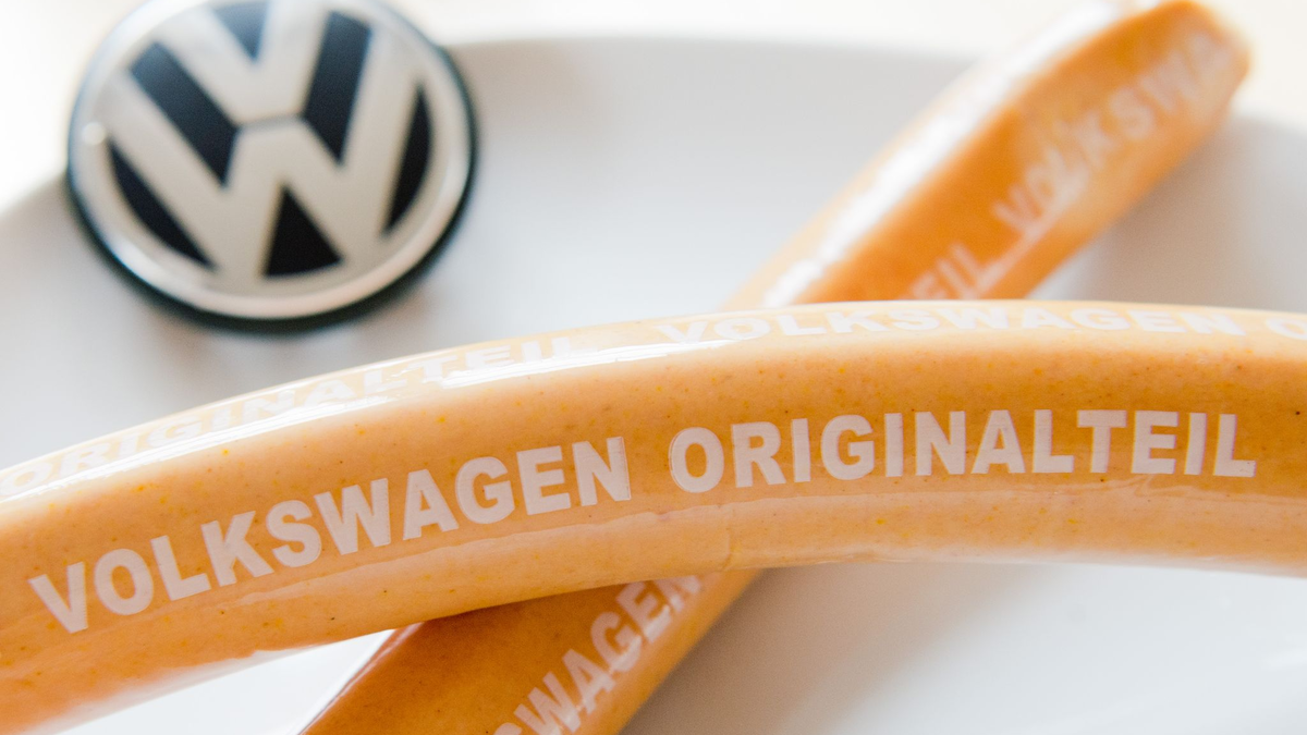 Im Wolfsburger Vorstandshochhaus steht die VW-Currywurst bald wieder auf dem Speiseplan. - Foto: picture alliance / dpa