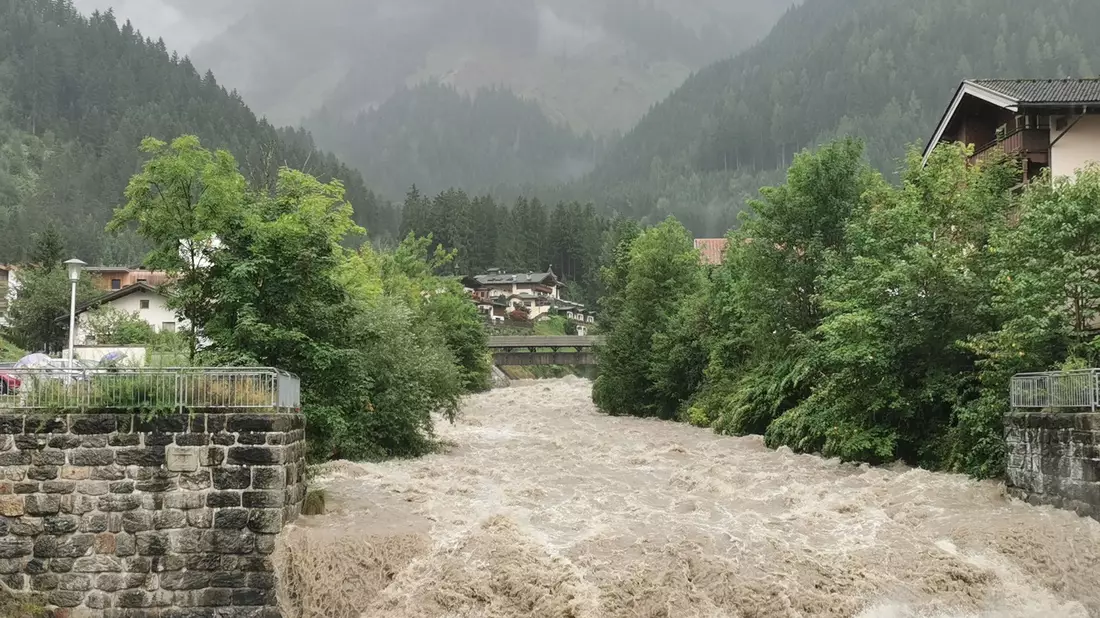 Aufgrund des Dauerregens ist der Fluss Ziller im Tiroler Zillertal stark angestiegen. - Bild: Alexandra Schuler/dpa