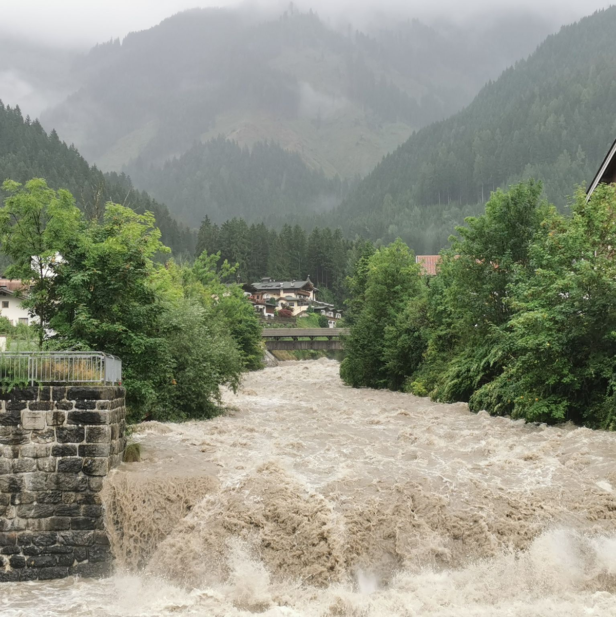 Aufgrund des Dauerregens ist der Fluss Ziller im Tiroler Zillertal stark angestiegen. - Foto: Alexandra Schuler/dpa