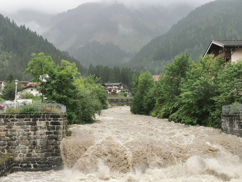 Aufgrund des Dauerregens ist der Fluss Ziller im Tiroler Zillertal stark angestiegen. - Foto: Alexandra Schuler/dpa