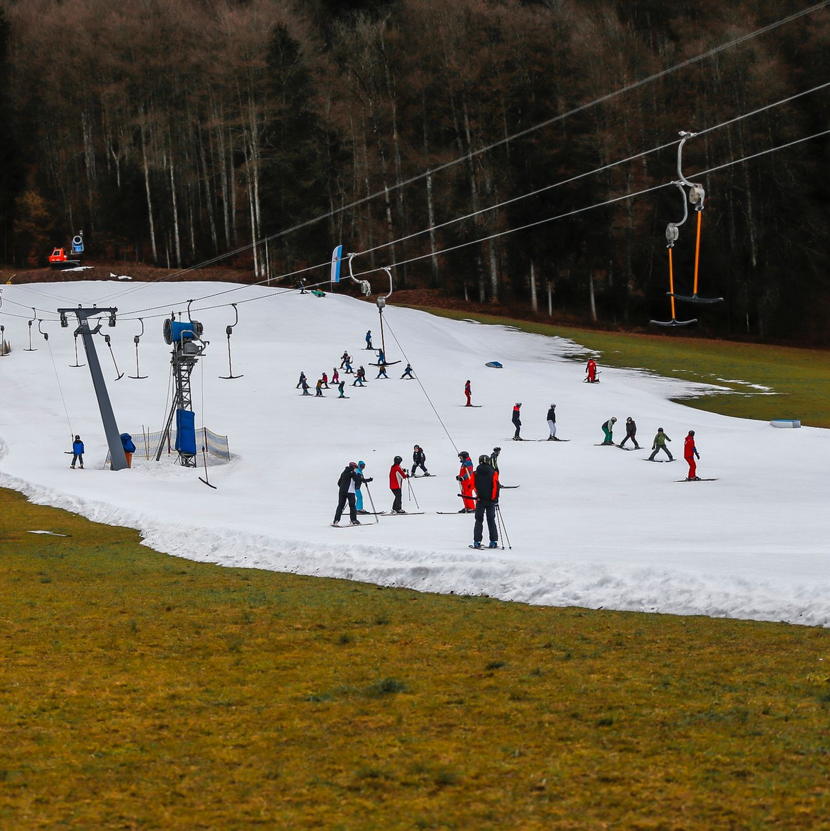 Schon jetzt zeigen sich in vieln Skigebieten die Spuren der Klimakrise. - Foto: Uwe Lein/dpa