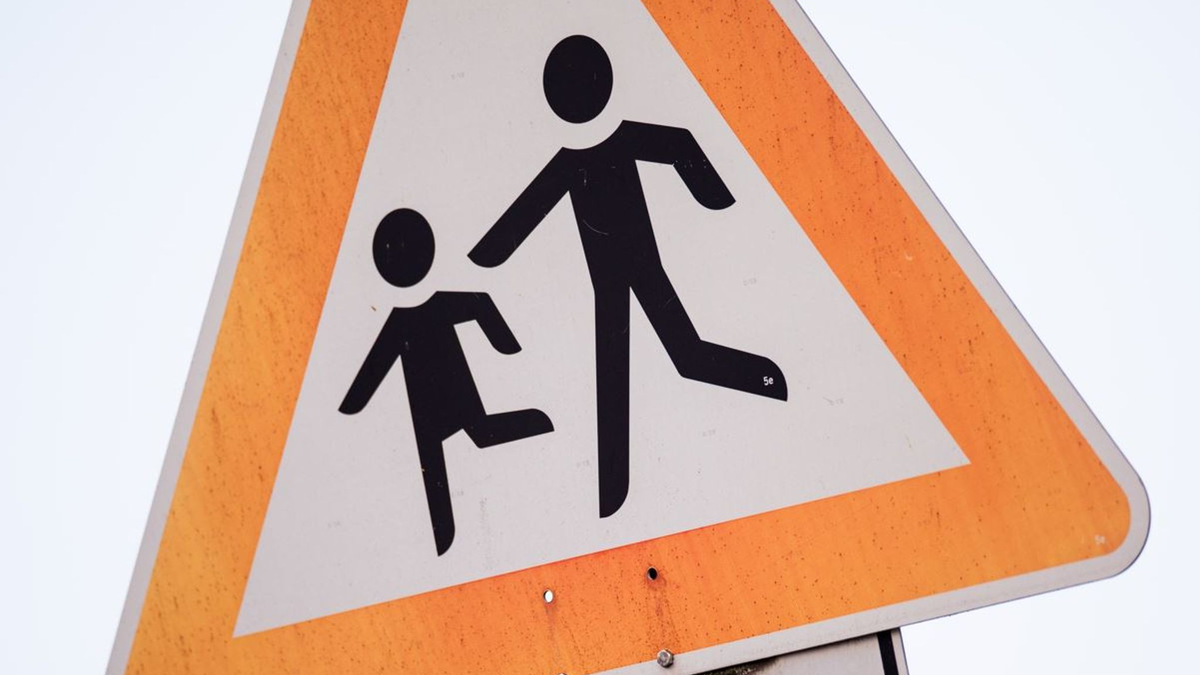 Knapp 2,2 Millionen der etwa 14,3 Millionen Kinder und Jugendlichen unter 18 fallen in die Kategorie «armutsgefährdet», weil sie etwa in Haushalten mit entsprechend geringen Einkommen leben. - Foto: Rolf Vennenbernd/dpa