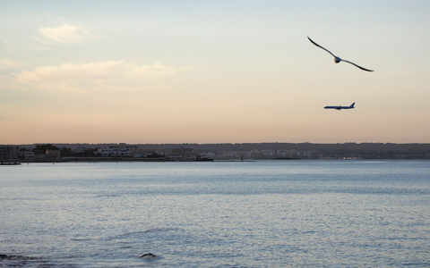 Das Mittelmeer vor der spanischen Urlaubsinsel Mallorca. Zwei deutsche Segler sind nach einem Unwetter als vermisst gemeldet worden. (Symbolbild) - Foto: Clara Margais/dpa