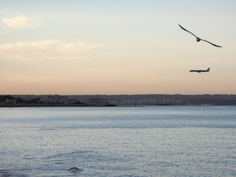 Das Mittelmeer vor der spanischen Urlaubsinsel Mallorca. Zwei deutsche Segler sind nach einem Unwetter als vermisst gemeldet worden. (Symbolbild) - Foto: Clara Margais/dpa