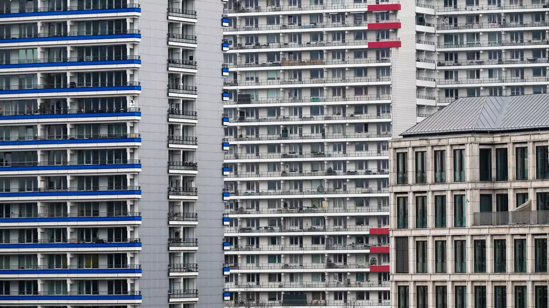 Mietshäuser in Berlin. Aktuell gilt eine allgemeine Grenze für Mieterhöhungen von 20 Prozent in drei Jahren. In Gegenden mit angespanntem Wohnungsmarkt sind es 15 Prozent. - Bild: Soeren Stache/dpa