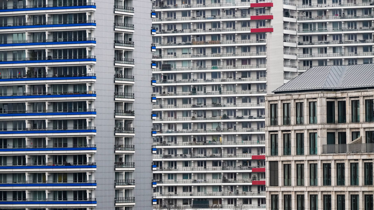 Mietshäuser in Berlin. Aktuell gilt eine allgemeine Grenze für Mieterhöhungen von 20 Prozent in drei Jahren. In Gegenden mit angespanntem Wohnungsmarkt sind es 15 Prozent. - Foto: Soeren Stache/dpa