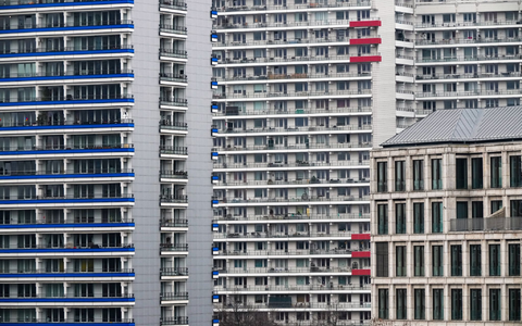 Mietshäuser in Berlin. Aktuell gilt eine allgemeine Grenze für Mieterhöhungen von 20 Prozent in drei Jahren. In Gegenden mit angespanntem Wohnungsmarkt sind es 15 Prozent. - Foto: Soeren Stache/dpa